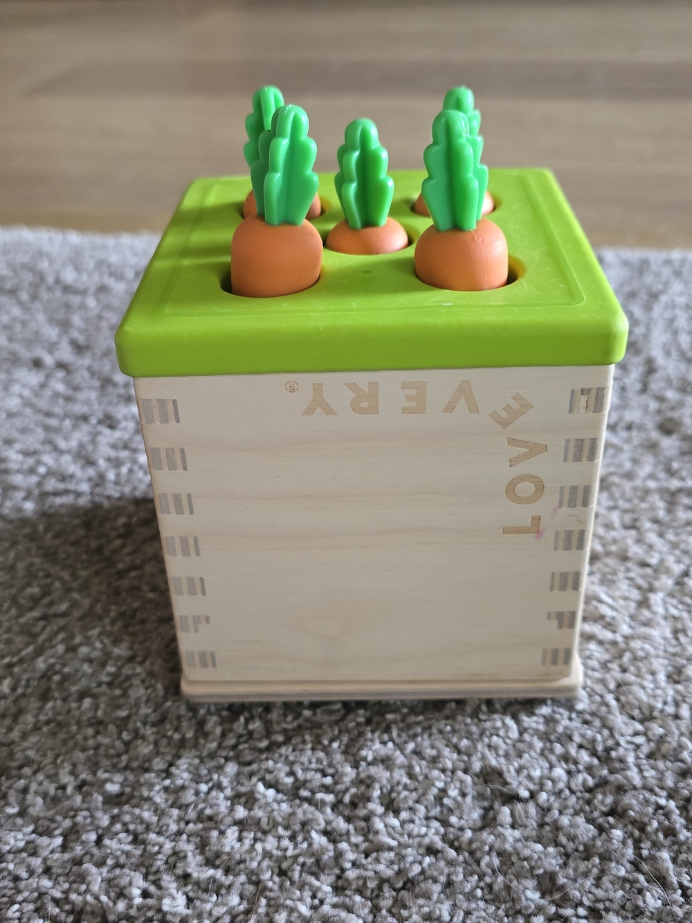 Lovevery Wooden Peekaboo Carrot Pop-Up Toy in Green & Orange